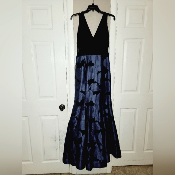 Xscape Dress. - Picture 3 of 5